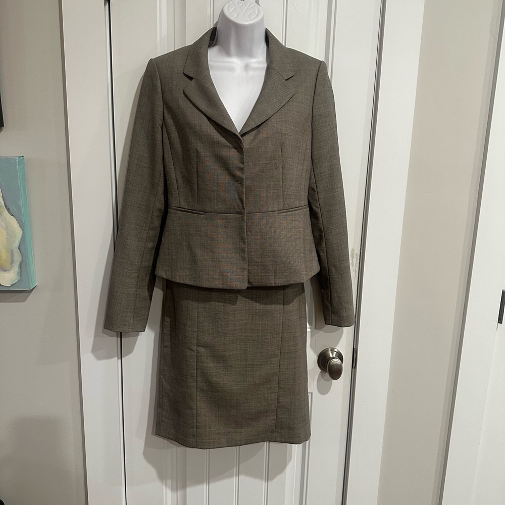 Ann Taylor Tailored 2-piece set, Blazer and Skirt, Size 2